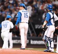 ５回、逆転を許し、降板する北山（中央）＝撮影・中島達哉