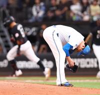 ６回、山口（左）に２ランを浴び、うなだれる田中（撮影・中島達哉）