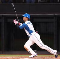 ７回、適時三塁打を放つ西川（撮影・中島達哉）
