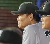 ８回表、試合を見つめる橋上監督代行