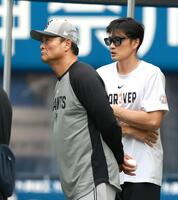 試合前、トレーナーからの報告を聞く橋上監督代行（左）＝撮影・伊藤笙子