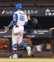 ８回、同点ソロを放った万波（左）を手を合わせて迎える新庄監督（撮影・中島達哉）
