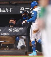 ２回、大塚の先制犠飛で生還した万波（右）を迎える新庄監督（中央）＝撮影・中島達哉
