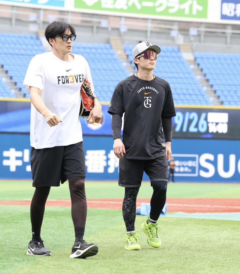 練習を切り上げ、トレーナーとともにグラウンドから引き上げる浦田（撮影・伊藤笙子）