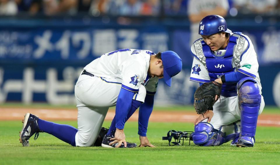 ２回、鈴木大の打球が右足に直撃し、うずくまる東（右は捕手・古市）＝撮影・伊藤笙子