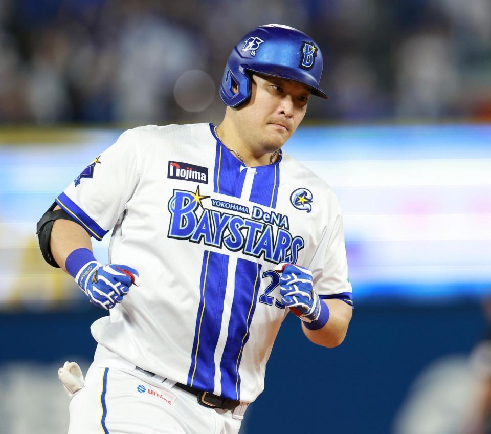 ２回、通算２５０号となる右越えソロを放ち、無表情でダイヤモンドを一周する筒香（撮影・伊藤笙子）
