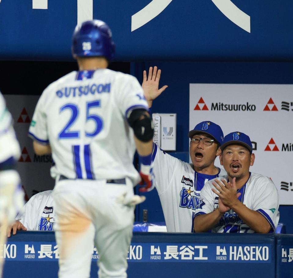 ２回、通算２５０号となるソロを放った筒香（手前）を迎える相川監督（奥左）＝撮影・伊藤笙子