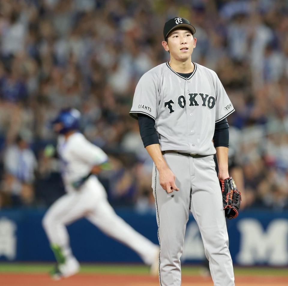 ２回、蝦名（奥）にこのイニング３本目となるソロを浴び、ぼう然とする戸郷（撮影・伊藤笙子）