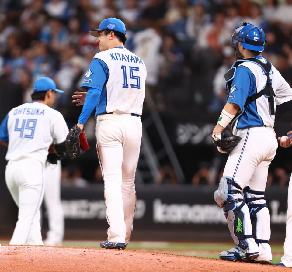 ５回、逆転を許し、降板する北山（中央）＝撮影・中島達哉