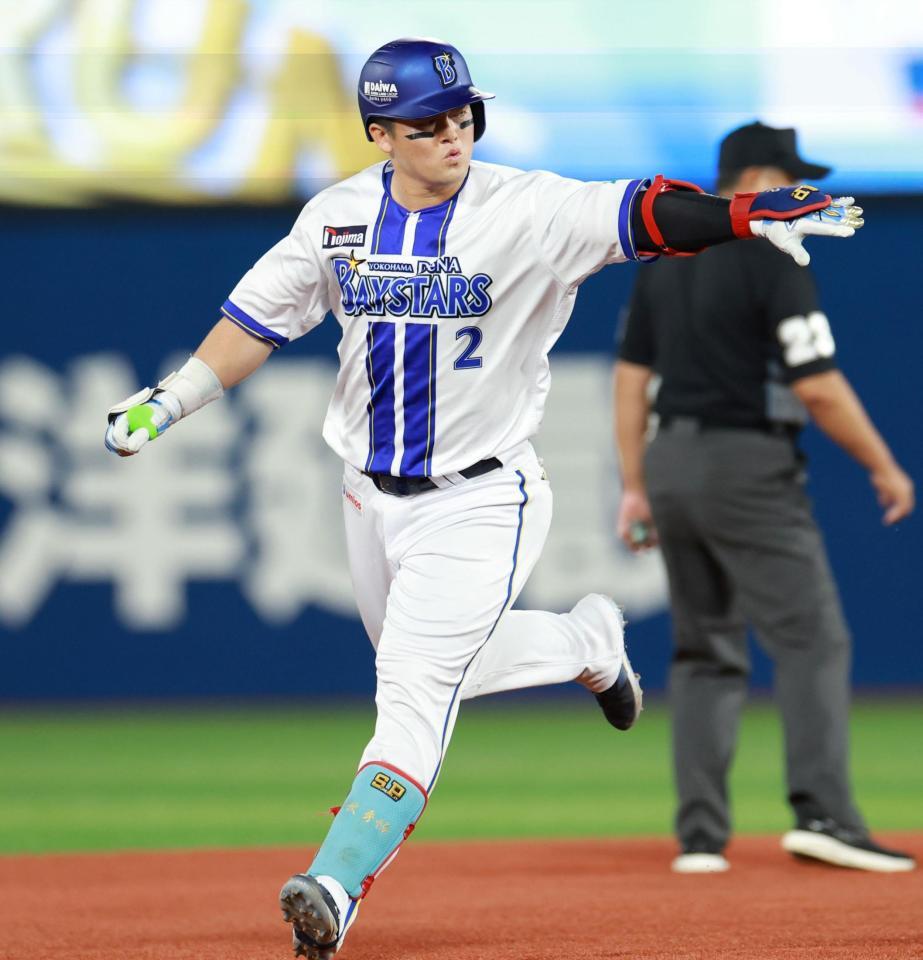 １回、左越えソロを放ち、ダイヤモンドを一周する牧（撮影・伊藤笙子）
