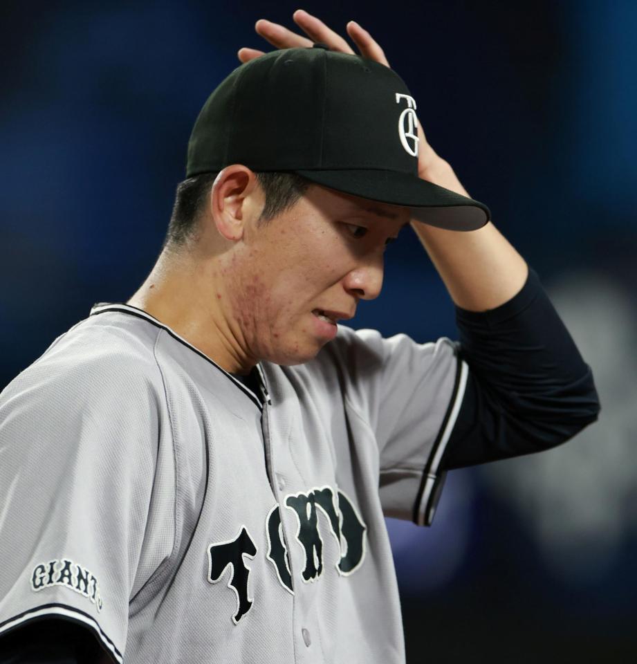 ２回９失点と乱調し、ベンチへ下がる戸郷（撮影・伊藤笙子）