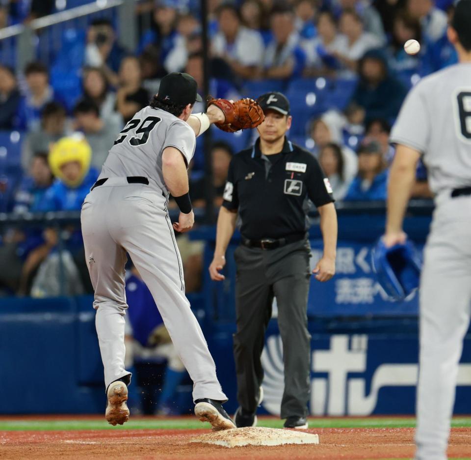 ７回、度会の二ゴロで二塁手・増田陸の送球を捕れず、後ろにそらす一塁手のダルベック（撮影・伊藤笙子）