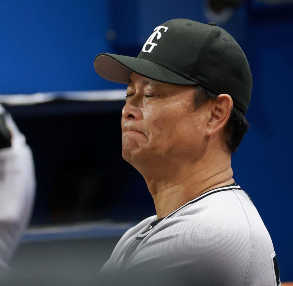 １回、三塁手・石塚のファンブルでピンチが拡大し、唇をかむ橋上監督代行（撮影・伊藤笙子）