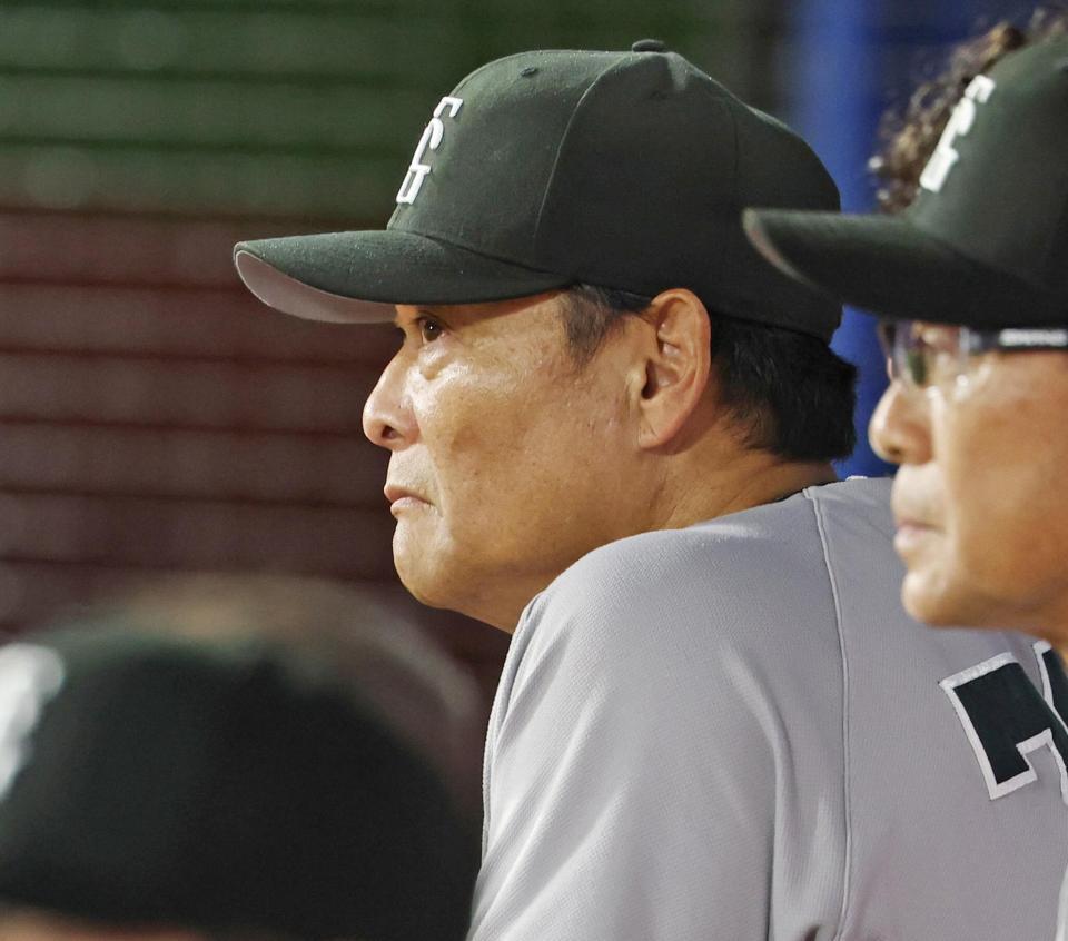 ８回表、試合を見つめる橋上監督代行
