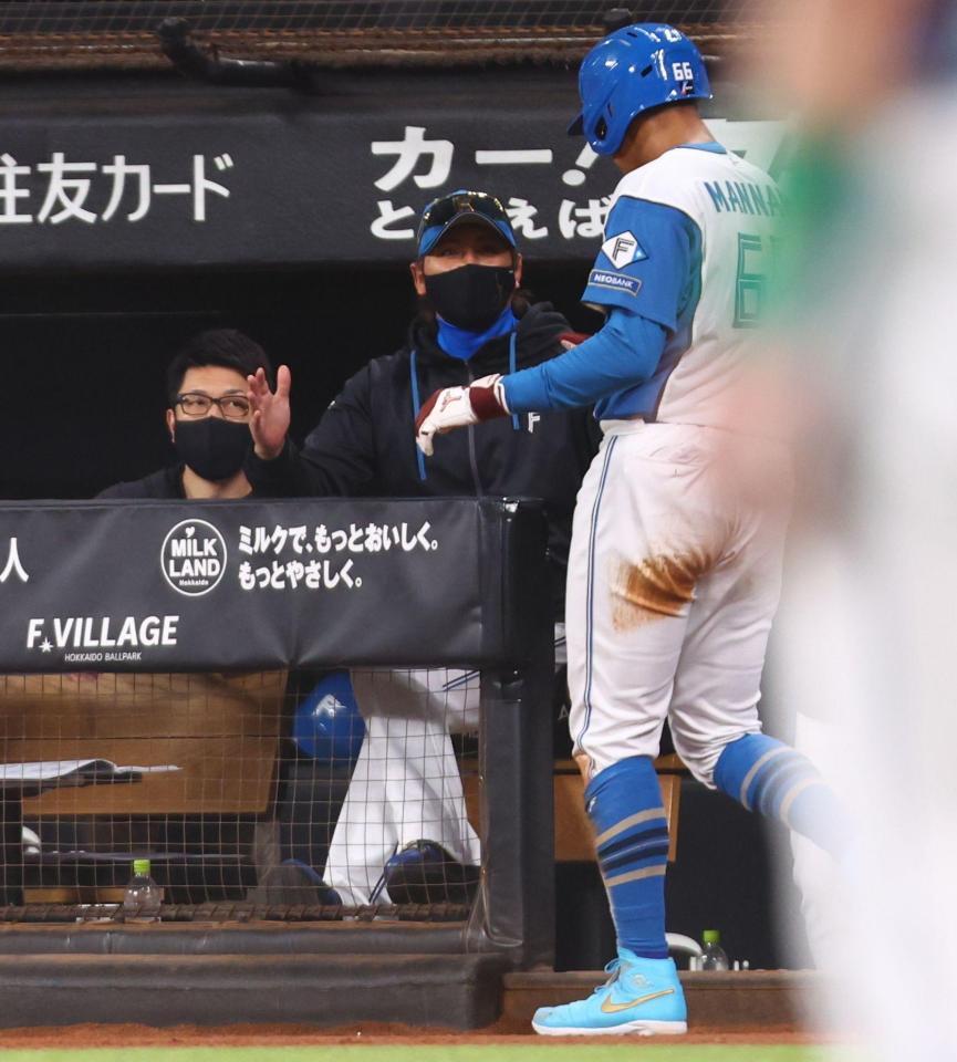 ２回、大塚の先制犠飛で生還した万波（右）を迎える新庄監督（中央）＝撮影・中島達哉