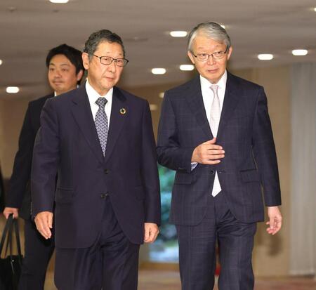 西武・後藤高志オーナー（左）と話しながら、オーナー会議に向かう巨人・山口寿一オーナー（撮影・西岡正）