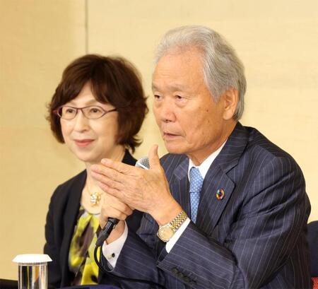 会議後に会見する榊原定征コミッショナー（左はＤｅＮＡ・南場智子オーナー）＝撮影・西岡正