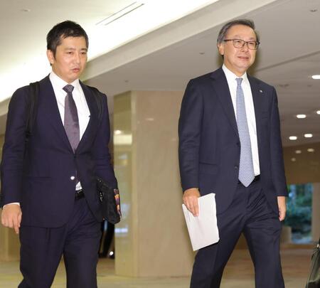日本ハム・井川伸久オーナー（右）と話しながら、会場入りする広島・松田一宏オーナー代行（撮影・西岡正）