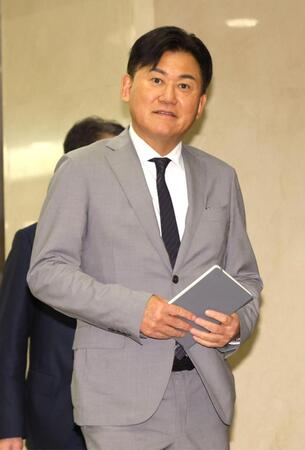 オーナー会議に向かう楽天・三木谷浩史オーナー（撮影・西岡正）