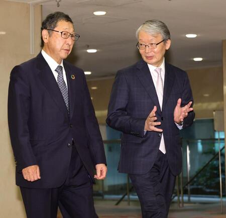 西武・後藤高志オーナー（左）と話しながら、オーナー会議に向かう巨人・山口寿一オーナー（撮影・西岡正）