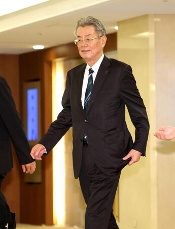 オーナー会議を終えて引き揚げる阪神・秦雅夫オーナー（撮影・西岡正）