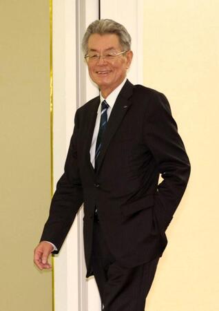 オ-ナー会議を終え、引き揚げる阪神・秦雅夫オーナー（撮影・西岡正）