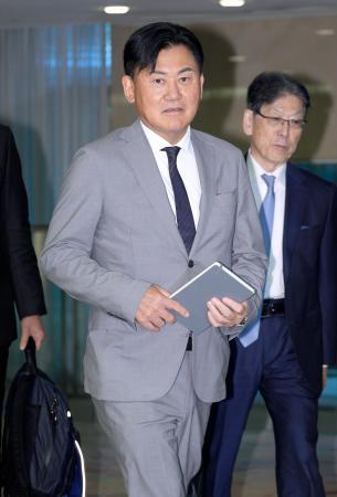 　プロ野球オーナー会議に臨む楽天の三木谷浩史オーナー＝１６日、東京都内