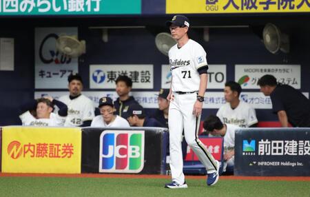 １０回、選手交代をつげるため、ベンチを出る岸田監督（撮影・坂部計介）