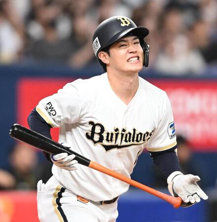 ９回、二飛に倒れ苦笑いのオリックス・太田椋＝京セラドーム（撮影・高部洋祐）
