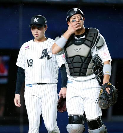 １回、４失点に肩を落としベンチに戻るロッテ・毛利。捕手佐藤