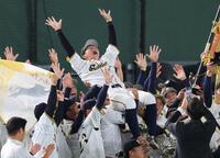 仲間に胴上げされる西濃運輸・城野＝６日
