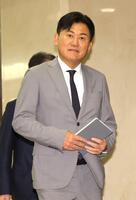 オーナー会議に向かう楽天・三木谷浩史オーナー（撮影・西岡正）
