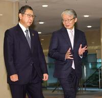西武・後藤高志オーナー（左）と話しながら、オーナー会議に向かう巨人・山口寿一オーナー（撮影・西岡正）