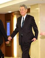 オーナー会議を終えて引き揚げる阪神・秦雅夫オーナー（撮影・西岡正）