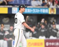 １０回、ソフトバンク・栗原陵矢に先制打を許したオリックス・岩崎翔＝京セラドーム（撮影・高部洋祐）