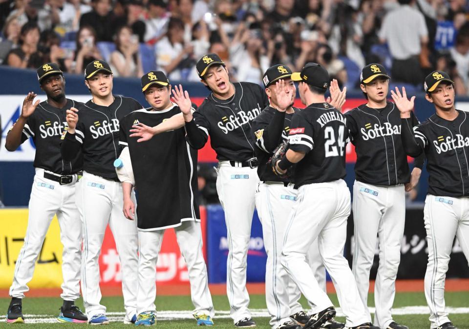 　勝利のタッチを交わす柳田（中央）らソフトバンクナイン（撮影・高部洋祐）