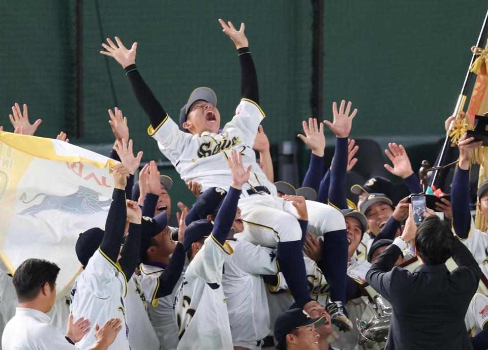 仲間に胴上げされる西濃運輸・城野＝６日