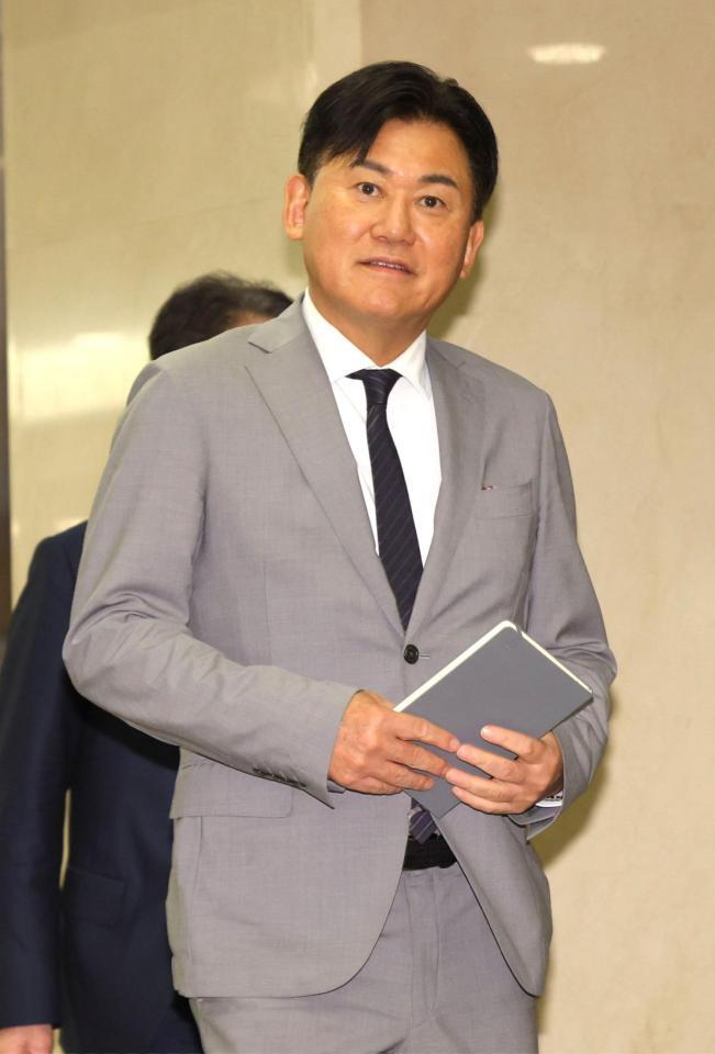 オーナー会議に向かう楽天・三木谷浩史オーナー（撮影・西岡正）