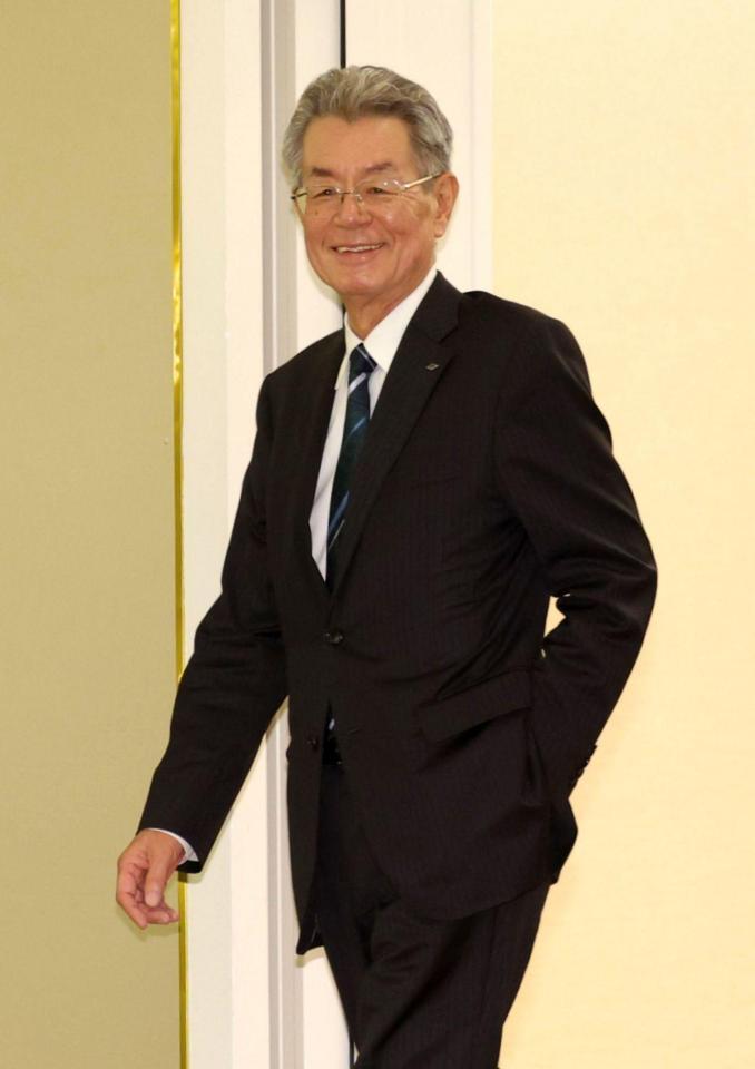 オ-ナー会議を終え、引き揚げる阪神・秦雅夫オーナー（撮影・西岡正）