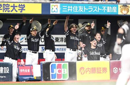　１０回、栗原の先制打に沸くソフトバンクナイン（撮影・高部洋祐）