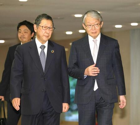 　西武・後藤オーナー（左）と話しながら、オーナー会議に向かう巨人・山口オーナー（撮影・西岡正）
