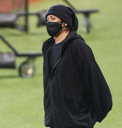 　練習を見守る新庄監督