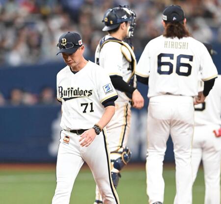 １０回、オリックス・博志（６６）にマウンドを託し、ベンチに戻るオリックス・岸田護監督＝京セラドーム（撮影・高部洋祐）