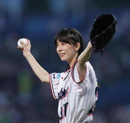 ファーストピッチセレモニーを務めた佐藤菫（ＳＵＭＩＲＥ）＝撮影・金田祐二