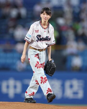 ファーストピッチセレモニーを務めた佐藤菫（ＳＵＭＩＲＥ）＝撮影・金田祐二