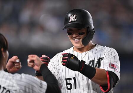１回、レフトへ先制の３１号ソロを放ち山本（左）とグータッチを交わす山口（撮影・開出牧）