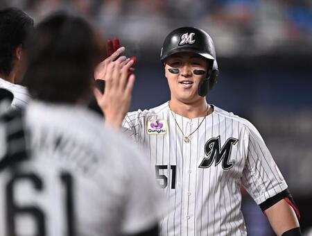 １回、レフトへ先制の３１号ソロを放ちナインとタッチを交わす山口航輝（撮影・開出牧）