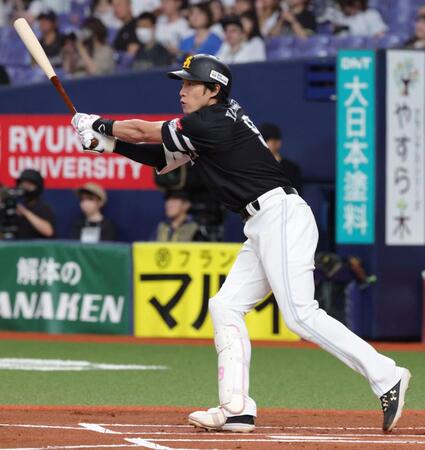 １回、柳田は左中間に二塁打を放つ（撮影・坂部計介）