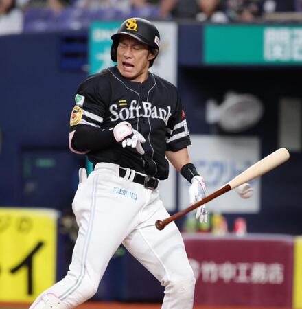 ３回、曽谷の投球がバットに当たり、顔をしかめる柳田（撮影・坂部計介）