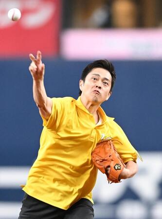 セレモニアルピッチを務める大阪府・吉村洋文知事（撮影・高部洋祐）